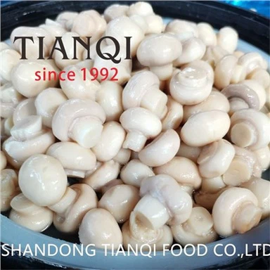 Hele Champignon in Drums Champignon in Vaten Gesneden