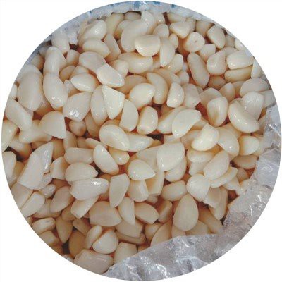 Pure witte knoflook in pekel